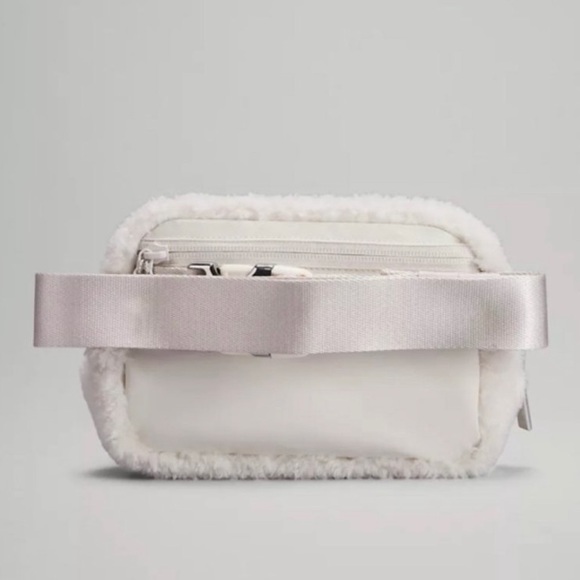 LULULEMON NEW YEAR EVERYWHERE BELT
BAG 1L *FLEECE - Picture 4 of 6